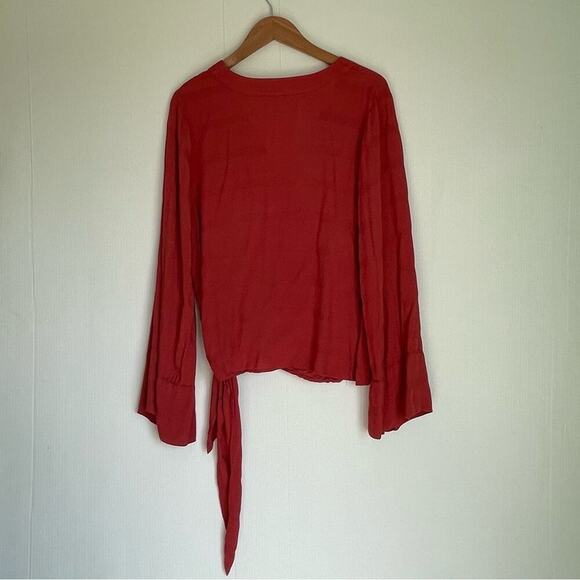 Free People v-neck tie front wide sleeve red textured top size medium - Picture 7 of 10